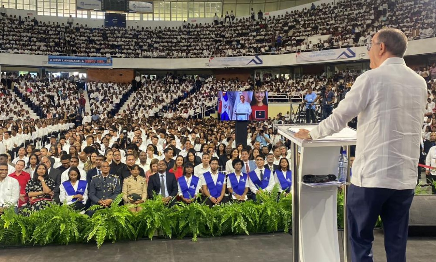 Resaltan graduación de 16 mil alumnos bilingües en RD 2024 imagen