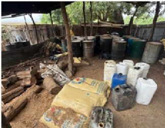 Ocupan 2,600 galones de licor adulterado en zona Navarrete