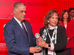 Vargas saluda IS creara premio como tributo a Peña Gómez