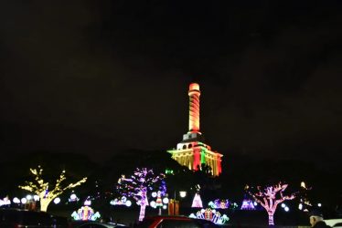 SANTIAGO: Encienden árbol de  navidad en el Monumento