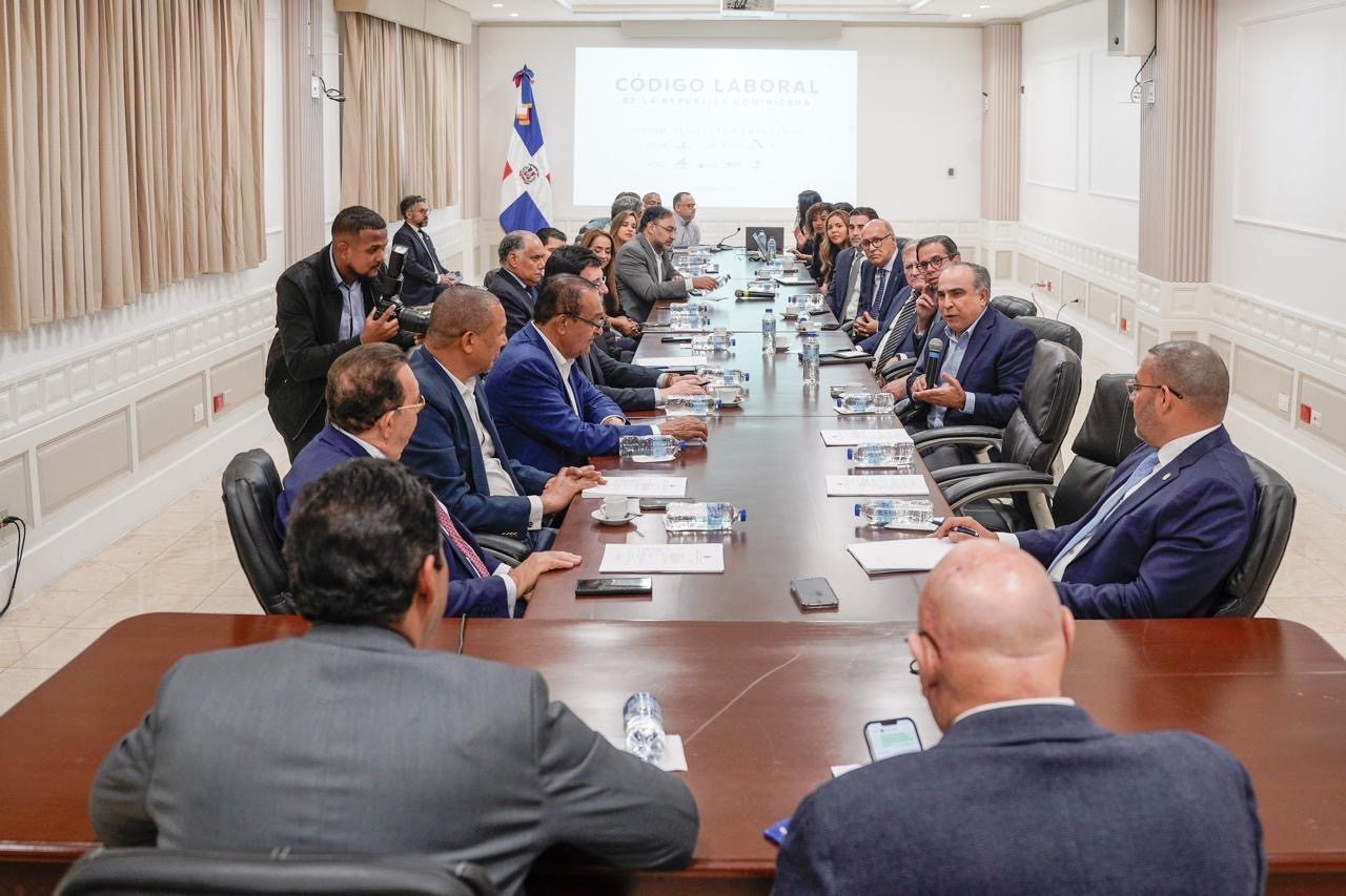 Empresarios hacen propuesta sobre reforma Código Laboral RD imagen