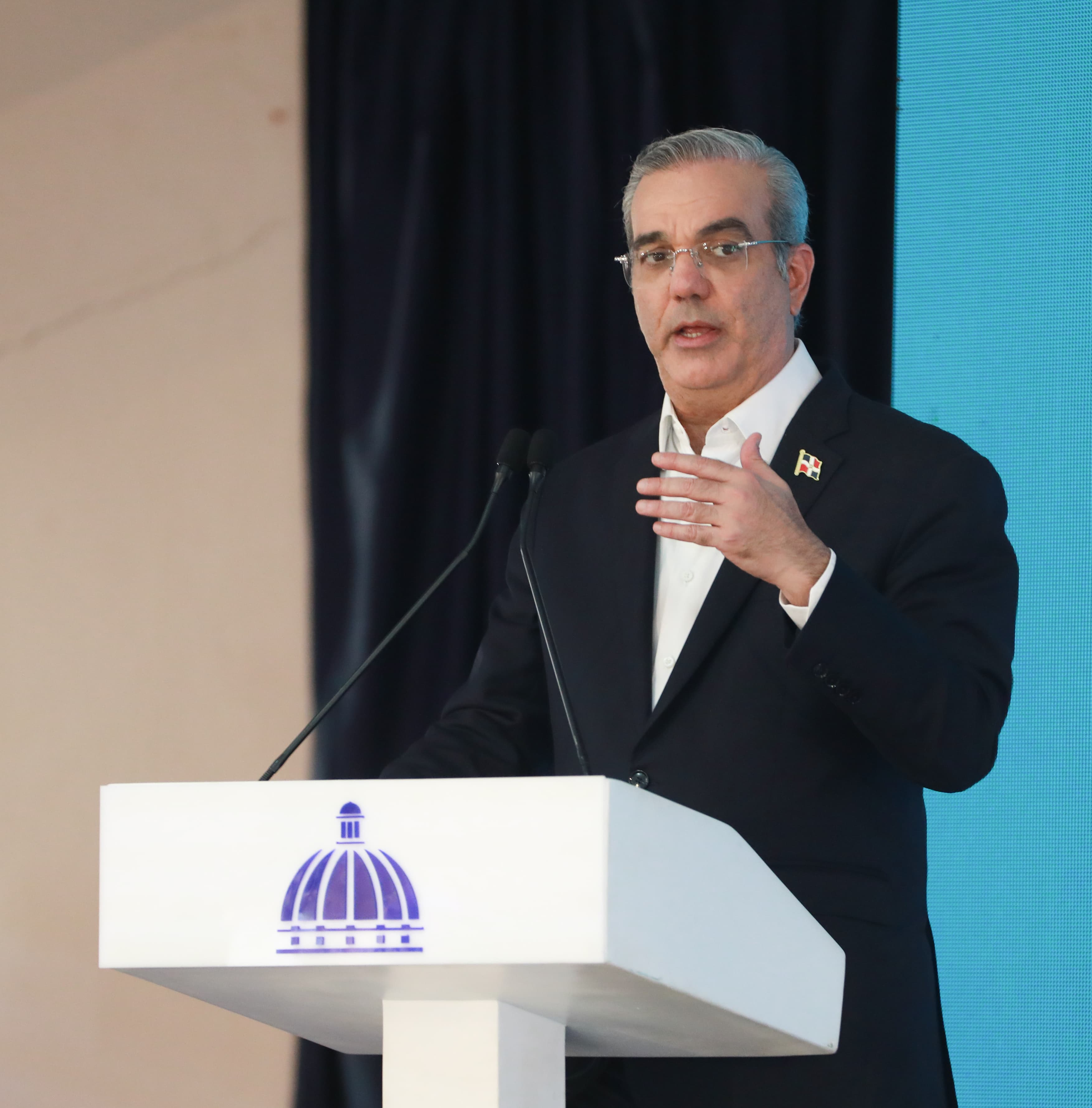 Abinader dice su Gobierno no abrirá espacio aéreo con Haití imagen