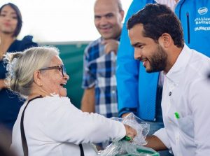 Omar Fernández entrega 12,000 kits alimentos a familias pobres