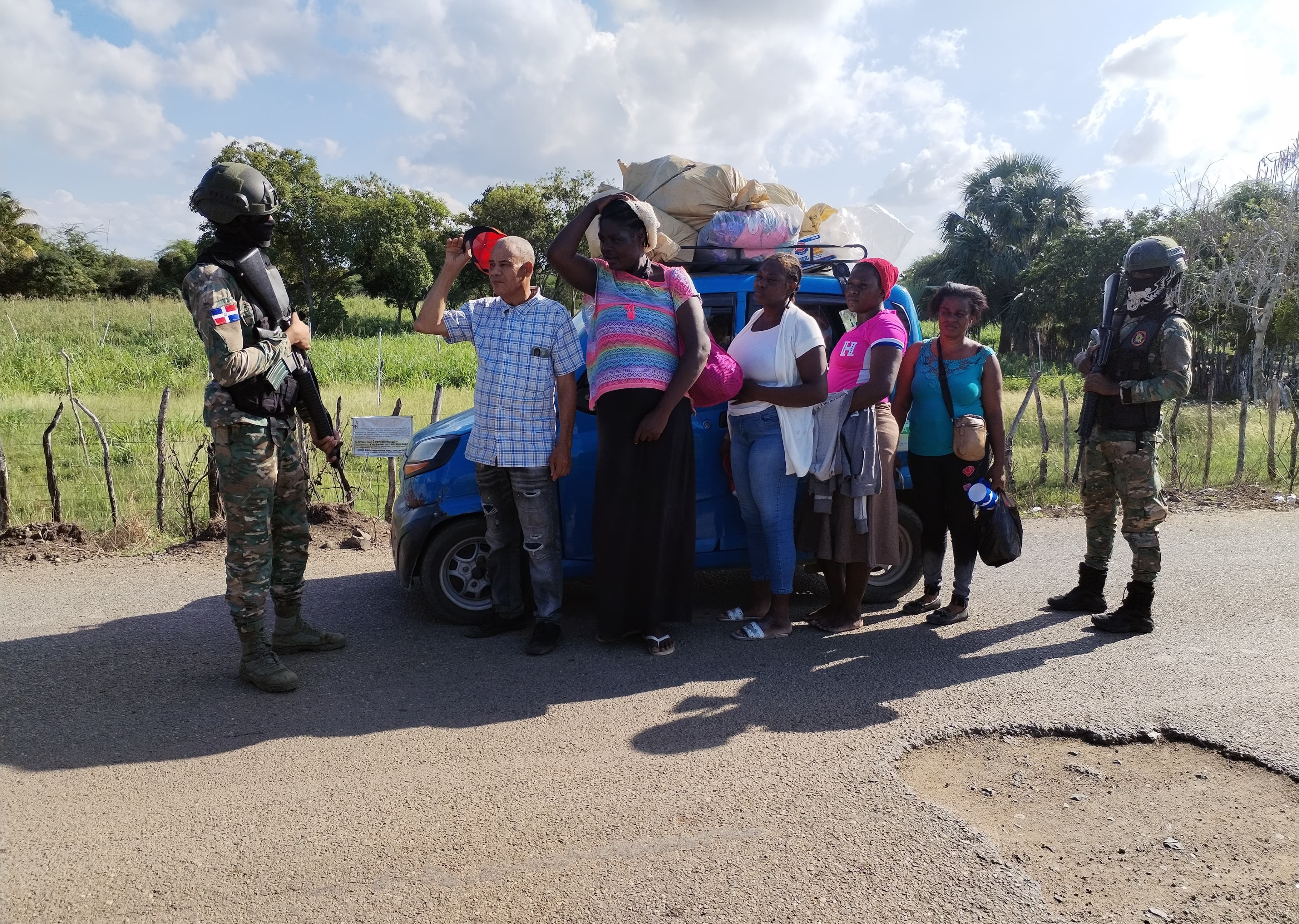 Militares detienen 30 haitianos ilegales en Montecristi y SJM imagen
