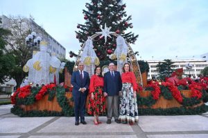 Banco Central enciende su tradicional árbol de Navidad