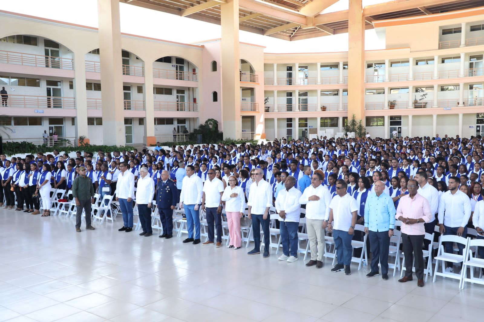 Abinader entrega títulos, asiste a graduación y a reuniones en el Sur