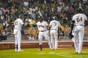 Aguilas vencen a las Estrellas y empatan en primer lugar beisbol