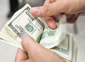 El dólar subió dos centavos y este martes era vendido a RD$61.68