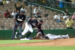 Estrellas derrotan al Licey y siguen en primero; Aguilas ganan