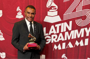 ‘El Canario’ hará bailar a Nueva York antes de su debut editorial