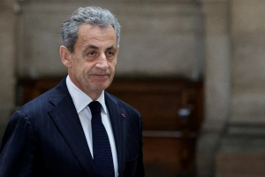 FRANCIA: Sarkozy portará un brazalete electrónico