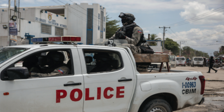 Contradicciones en la policía de Haití afectan lucha antipandillas