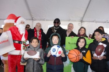 Big Papi y Ramón Tallaj regalan juguetes a niños en Navidad