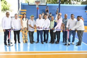 Banreservas y Fundación Padre Rogelio entregan polideportivo