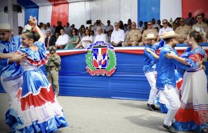 Presidente abre Mes de la Patria; asiste a un desfile en SFM