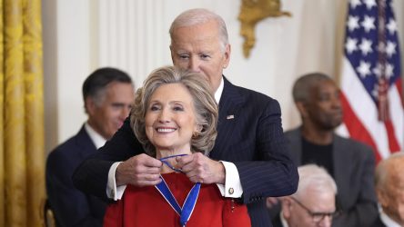 Critican Biden haya otorgado medallas a Soros y a Hillary