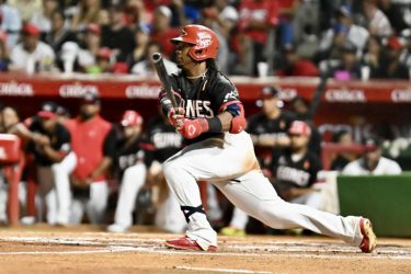 Segura decide para el Escogido, que iguala 1-1 la serie final