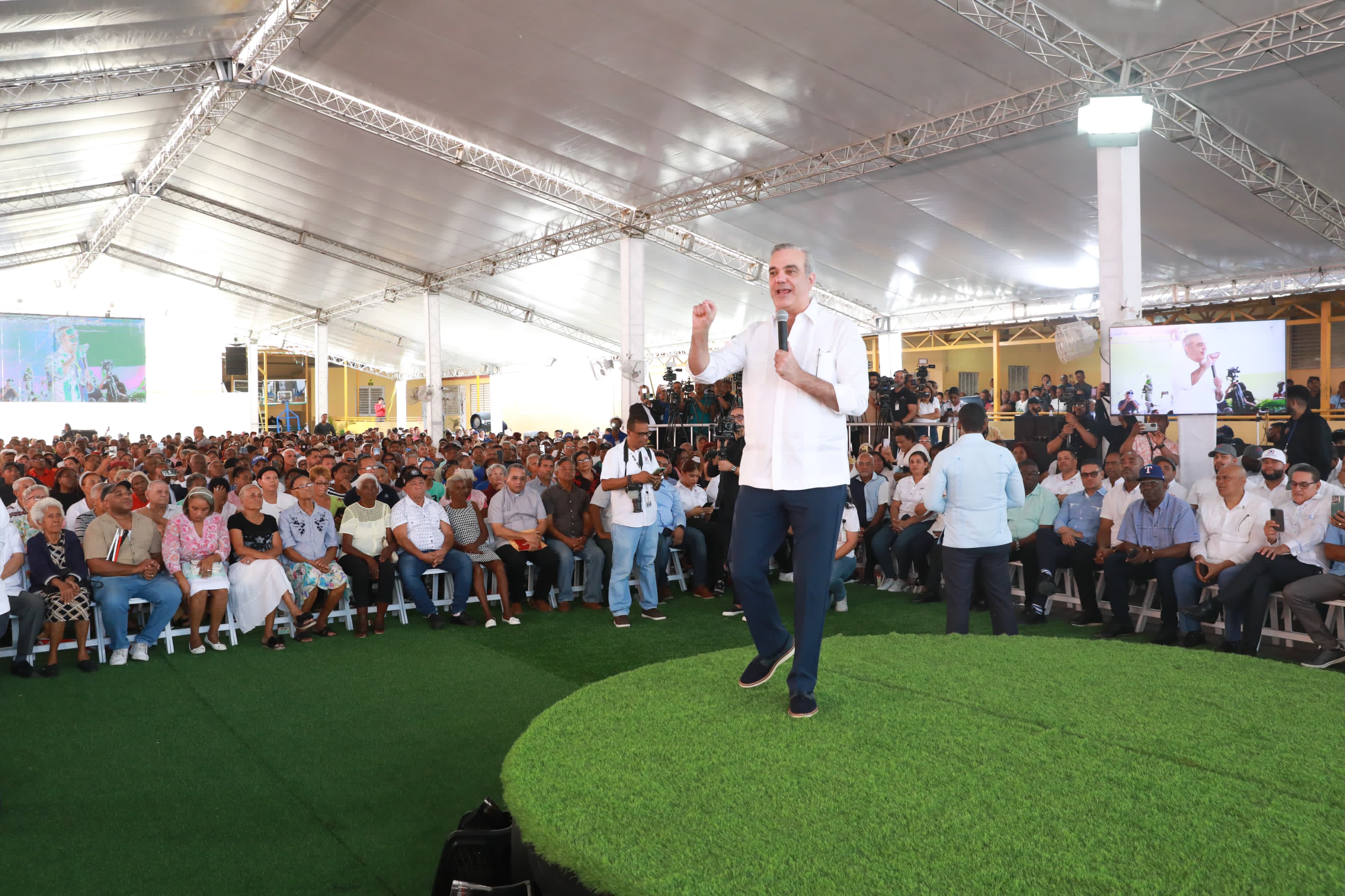 Abinader inicia masiva entrega títulos a moradores barrios SD imagen