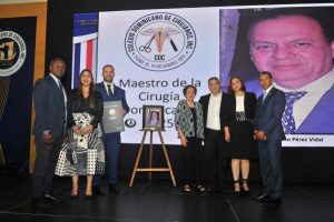 Reconoce el Colegio Dominicano de Cirujanos a sus maestros