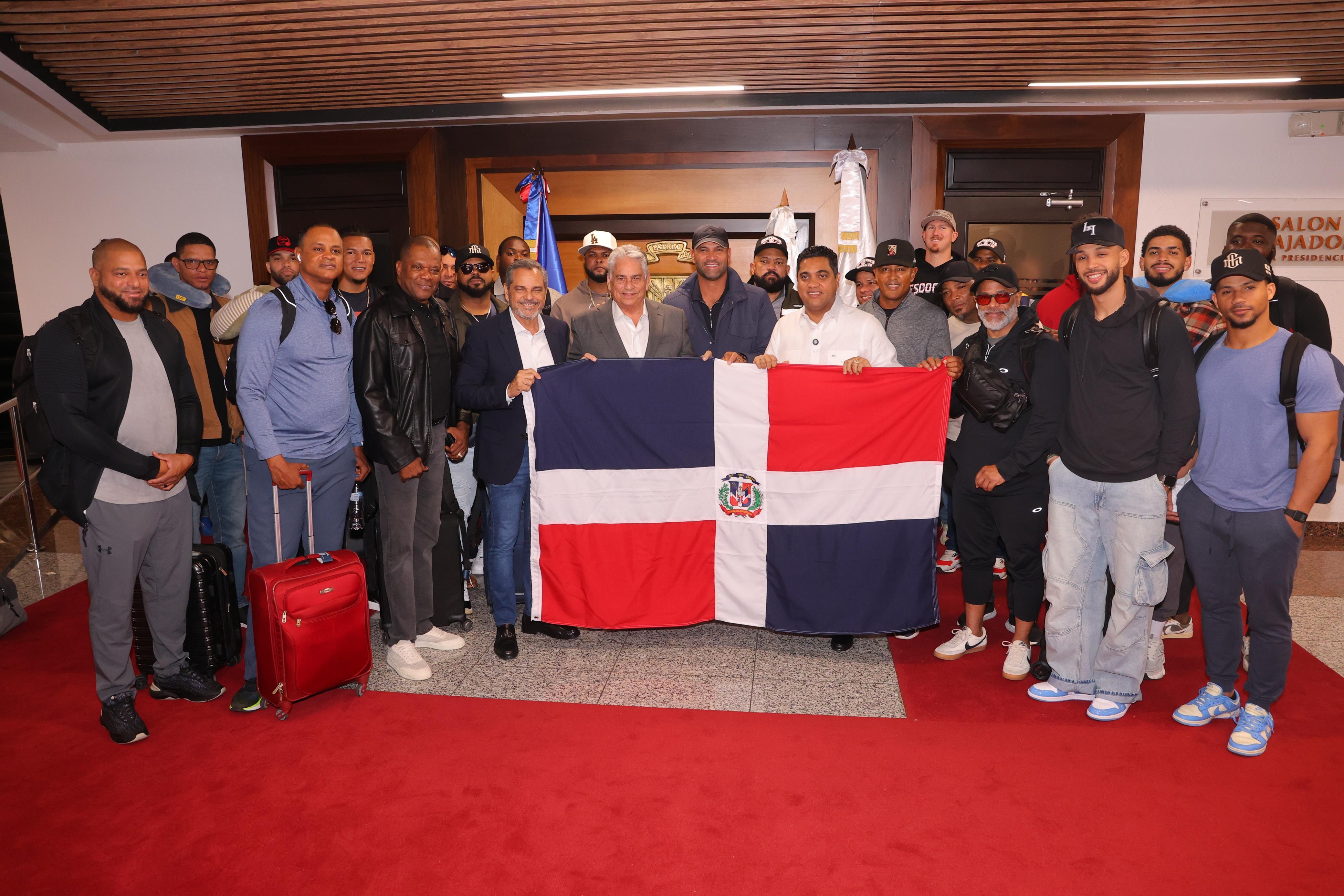Escogido recibe bandera de RD previo a salida Serie del Caribe imagen