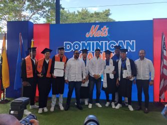 Mets gradúan 94 prospectos que completaron ciclo de bachillerato