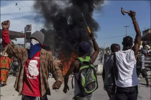 Pandillas en Haití queman un segundo blindado en marzo