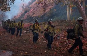 Los incendios de Los Ángeles resisten a los fuertes vientos