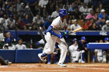 Licey blanquea a las Águilas; Escogido castiga a las Estrellas