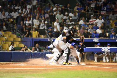 Licey pelea hasta el último out y sigue primero en liga dominicana