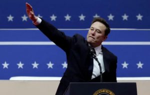 Elon Musk refuta haber hecho saludo nazi en investidura Trump