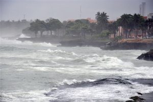 Autoridades piden precaución por gran oleaje en zonas dominicanas