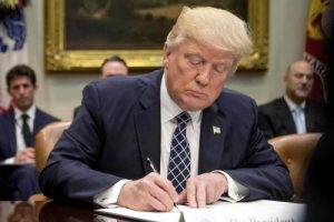 EEUU: Trump firma orden que declara el inglés idioma oficial