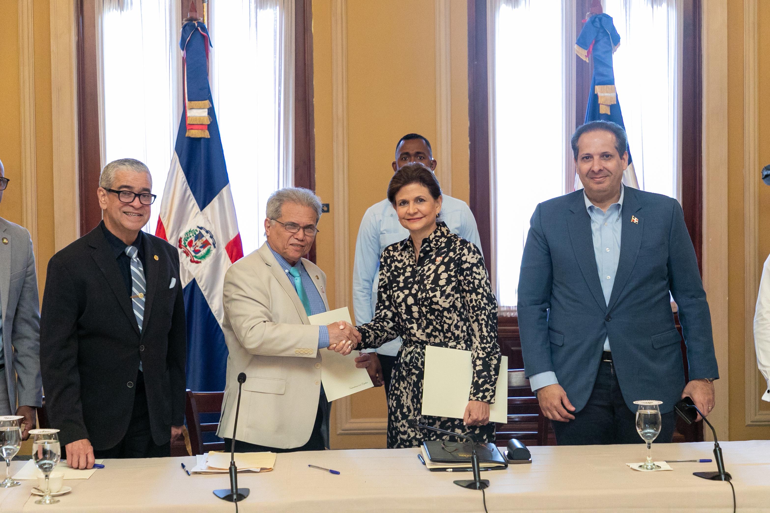 Gobierno y el Colegio Médico acuerdan aumento salarial 25% imagen