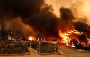 California: Incendio del sur amenaza a 100.000 habitantes 