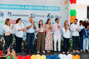 Cientos niños SD reciben juguetes a cambio botellas plásticas