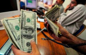 El dólar sigue escala alcista; este martes era vendido a $62.24