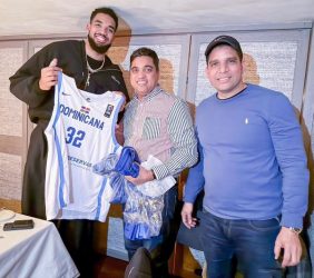 Kelvin Cruz y Karl Anthony Towns comparten en Nueva York