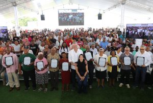 Presidente entrega 708 títulos  propiedad en el Batey Palavé