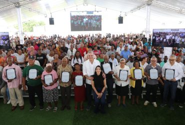 Presidente distribuye 708 títulos de propiedad en el Batey Palavé