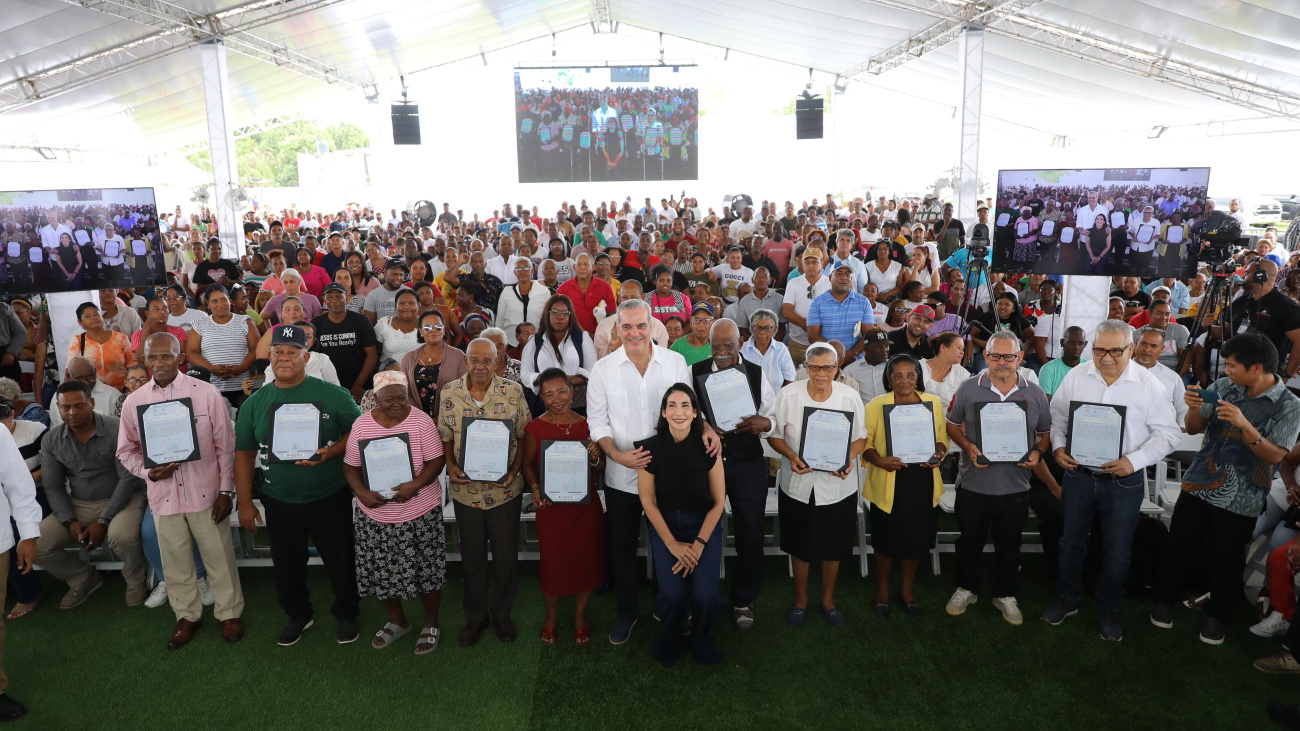 Presidente distribuye 708 títulos de propiedad en el Batey Palavé imagen