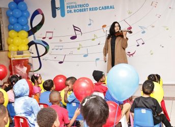 Violinista Aisha Syed lleva la esperanza a niños hospitalizados