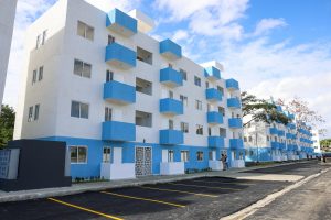 Abinader entrega apartamentos, títulos, tramo avenida Ecológica