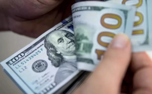 El dólar subió un centavo en RD; este lunes era vendido a $62.43