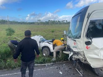 Mueren 4 en choque autobús y automóvil en La Altagracia