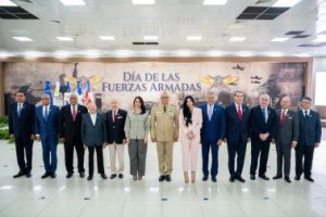 Reconocen a exministros de Defensa en el Día de las FF.AA.