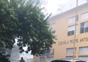 BONAO: Gran humareda obliga desalojar escuela Pedro A. Bobea