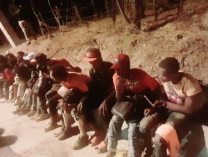 Ejército detiene 29 haitianos y dominicano los transportaba