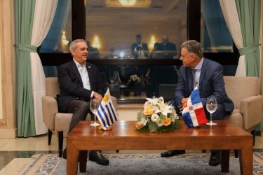 Abinader y el Presidente electo Uruguay se reúnen Montevideo