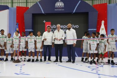 Abinader entrega polideportivo, Museo Deporte y local de club