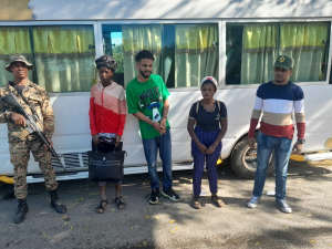 Chofer transportaba haitianos se lanza a canal para evitar arresto